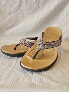 CROCS Women's Sequin-Print Thong Sandals in Beige and Black Sz 9